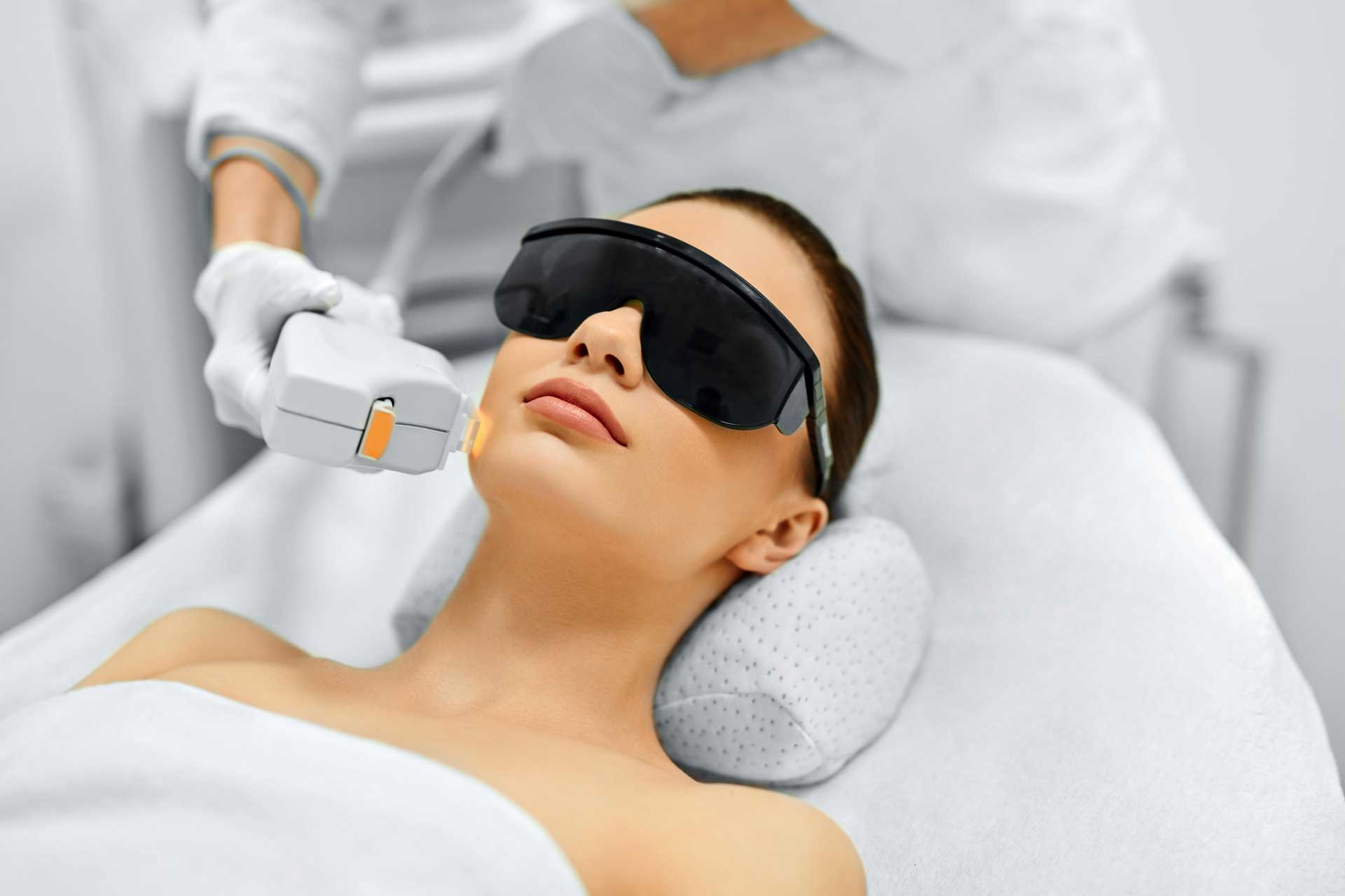 IPL (Intensed Pulsed Light) Blitzlicht Behandlungen in Wien